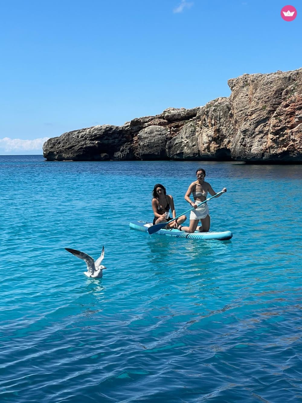 Una escapada de medio día en velero a las aguas más cristalinas de Menorca.