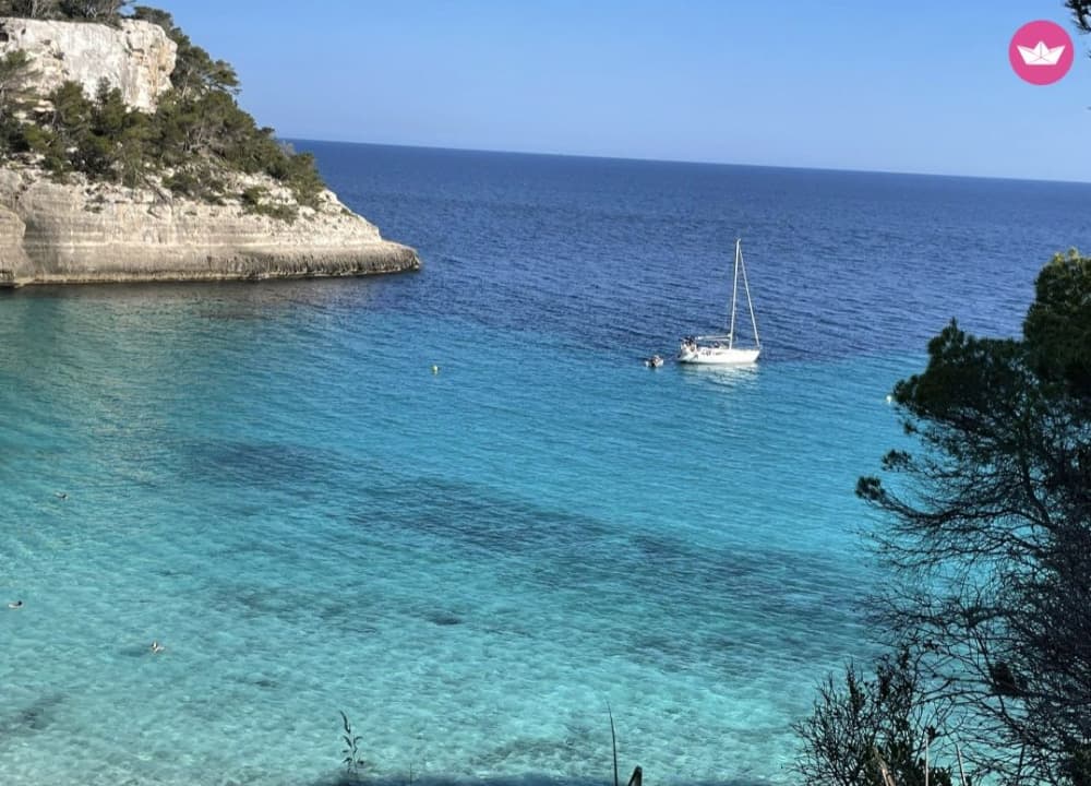 Una escapada de medio día en velero a las aguas más cristalinas de Menorca.