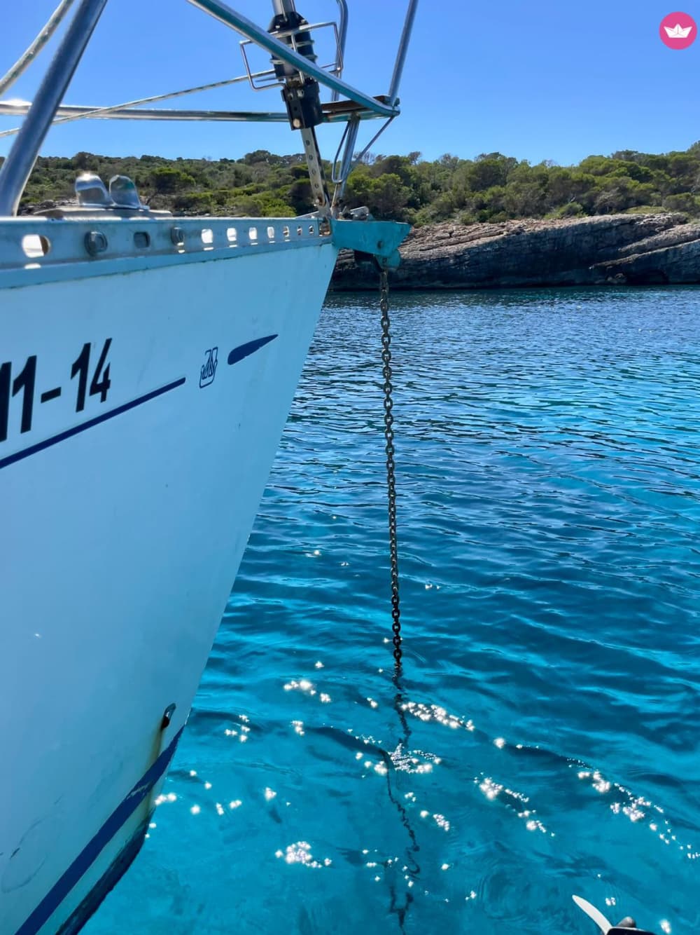 Una escapada de medio día en velero a las aguas más cristalinas de Menorca.