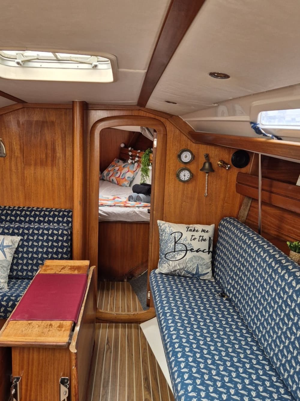 Una escapada de medio día en velero a las aguas más cristalinas de Menorca.