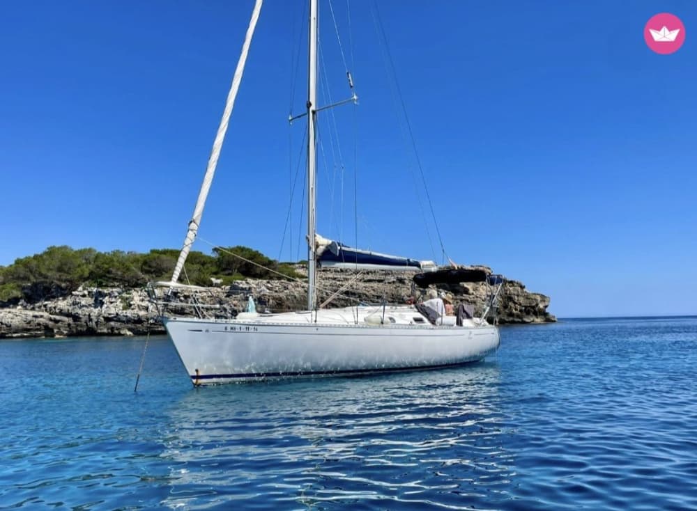 Una escapada de medio día en velero a las aguas más cristalinas de Menorca.