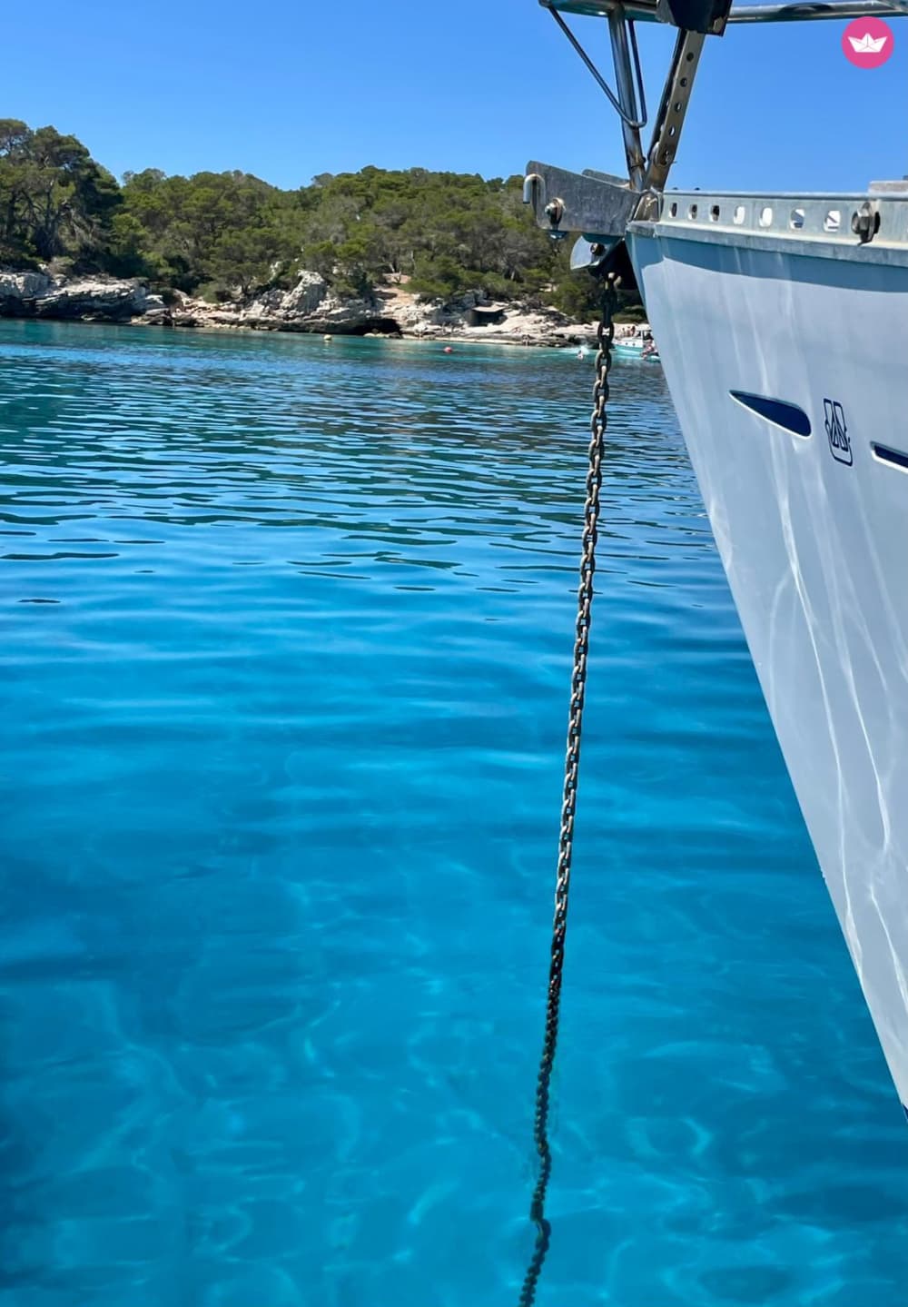 Una escapada de medio día en velero a las aguas más cristalinas de Menorca.