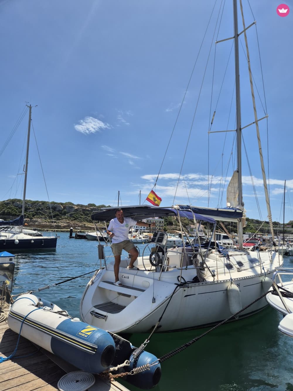 Una escapada de medio día en velero a las aguas más cristalinas de Menorca.