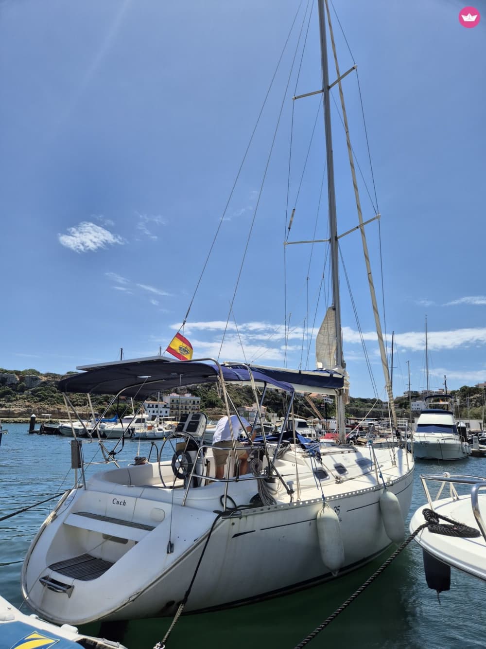 Una escapada de medio día en velero a las aguas más cristalinas de Menorca.
