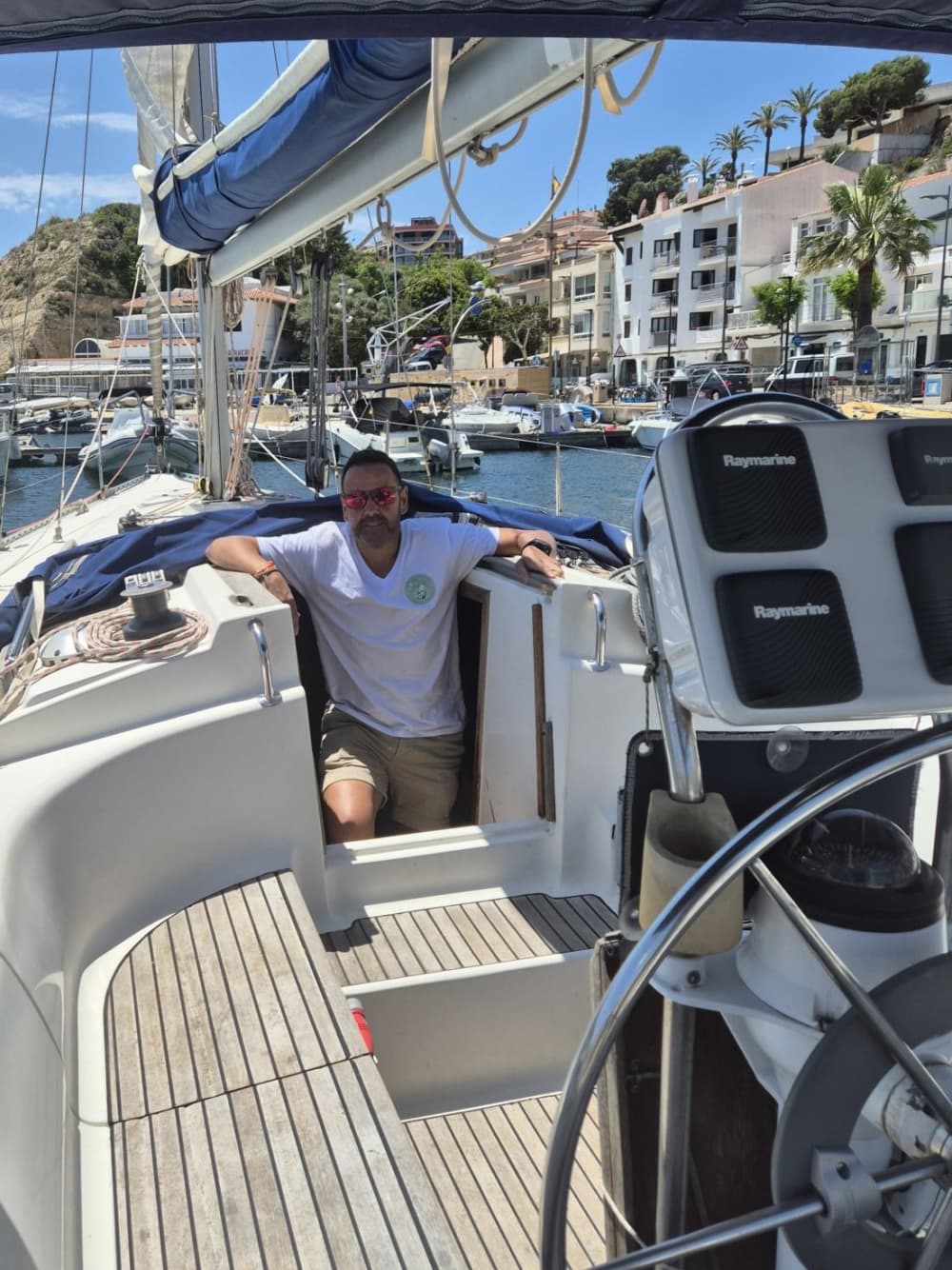 Una escapada de medio día en velero a las aguas más cristalinas de Menorca.