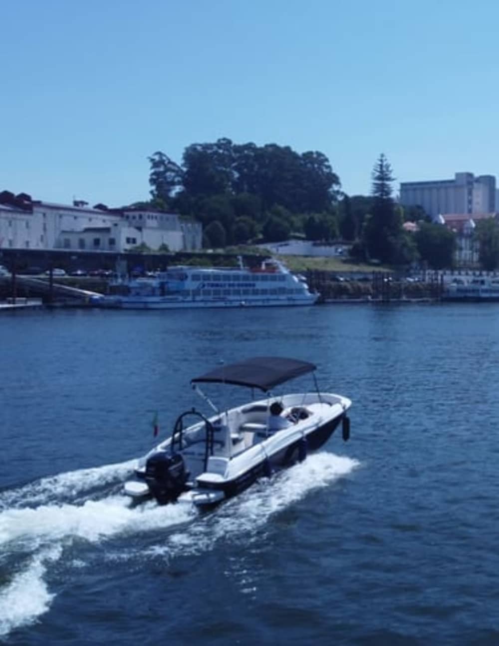 Natural Explorer – Escape Boat Tour (2 hours)