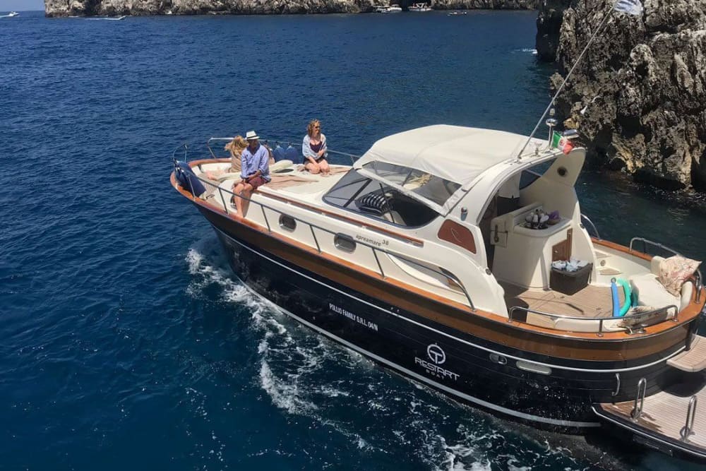 Escapade sur la côte amalfitaine : une excursion de rêve d'une journée en bateau au départ de Sorrente