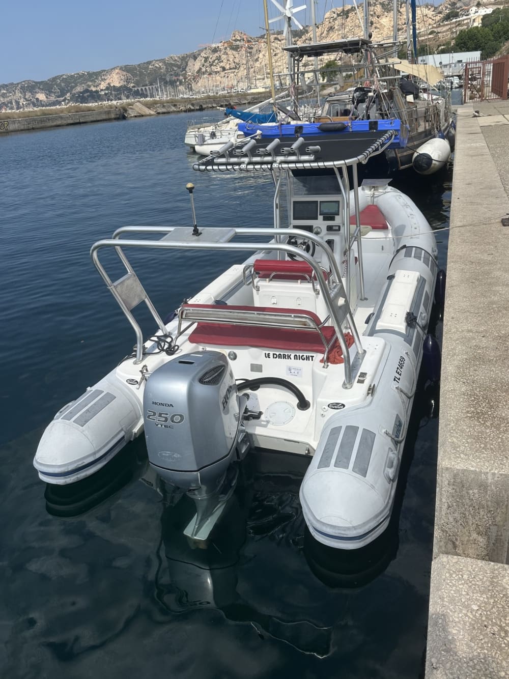 Enjoy a full day on a motorboat in Marseille