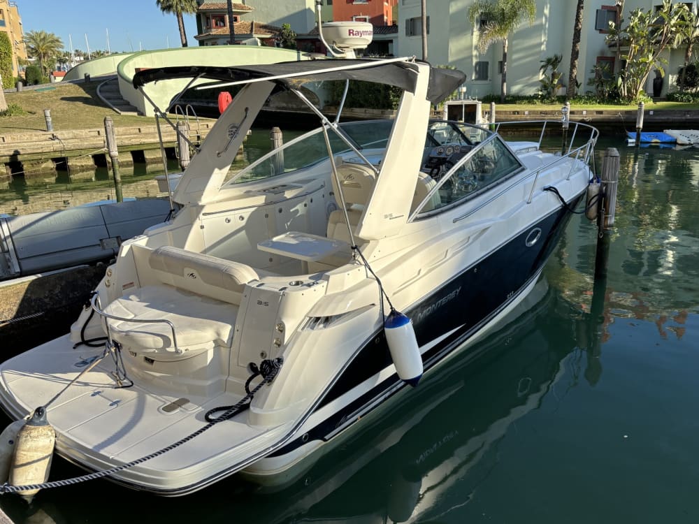 Descubra as margens de Sotogrande: um passeio de um dia inteiro a bordo de uma lancha.