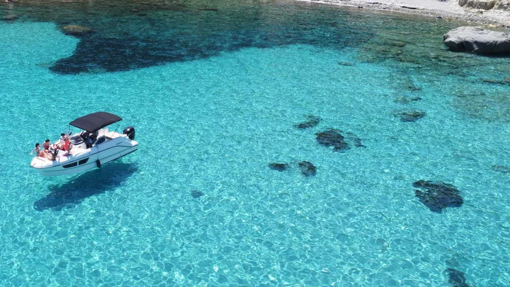 Rejs minijachtem: odkryj Punta Molentis oraz najpiękniejsze plaże i wyspy Villasimius.