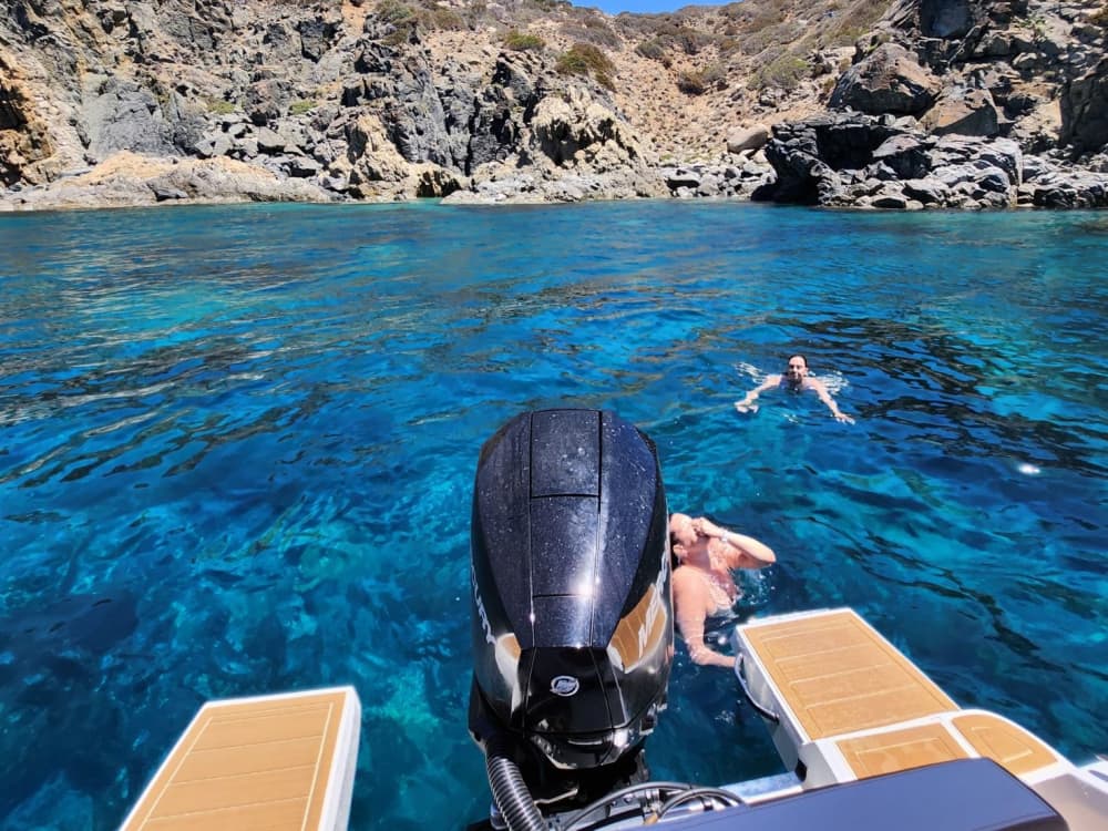 Rejs minijachtem: odkryj Punta Molentis oraz najpiękniejsze plaże i wyspy Villasimius.