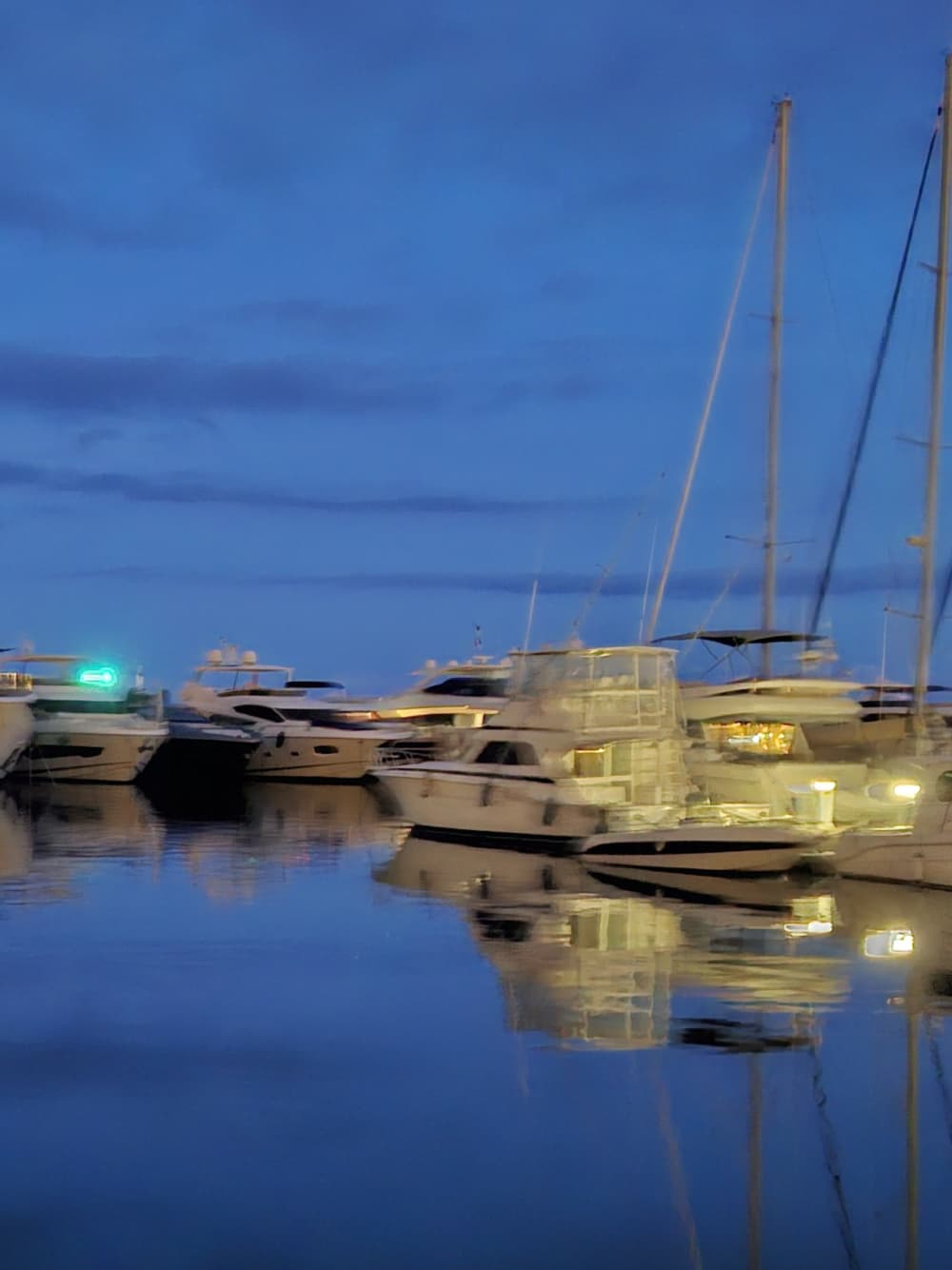 Votre journée à Beaulieu-sur-Mer : louez un bateau à moteur pour 7 h 30 de découverte.