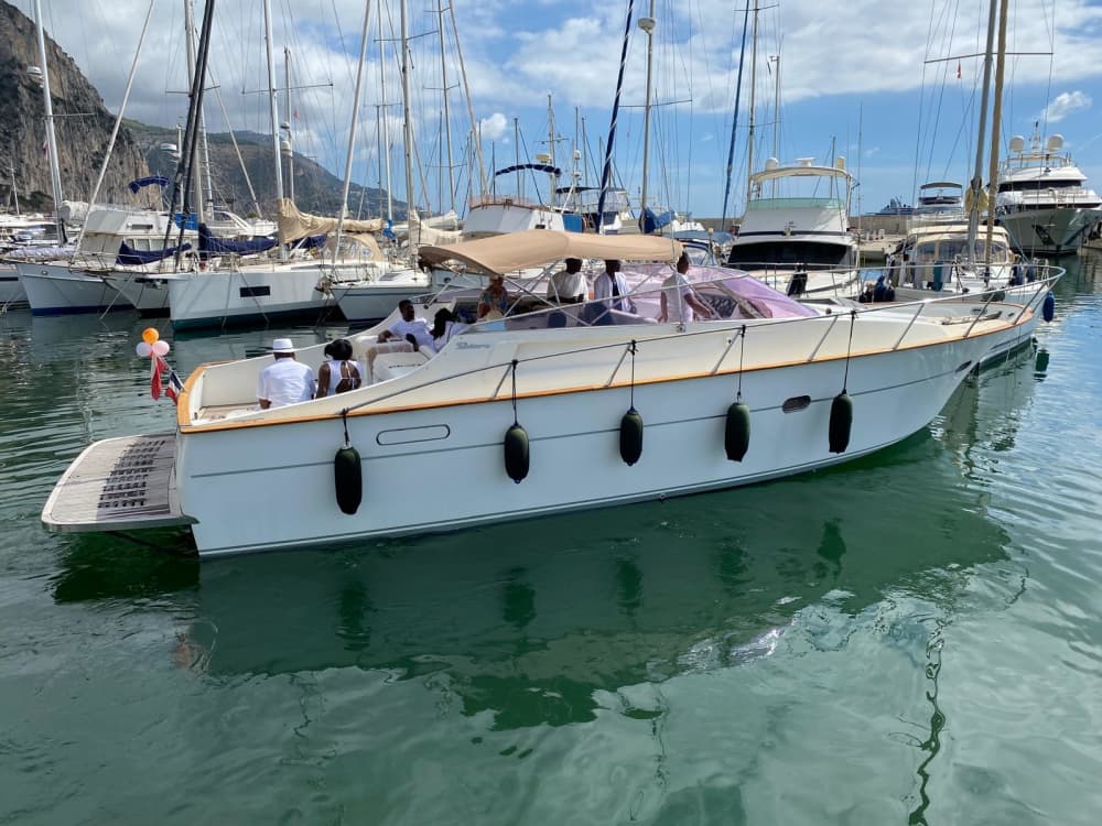 Votre journée à Beaulieu-sur-Mer : louez un bateau à moteur pour 7 h 30 de découverte.