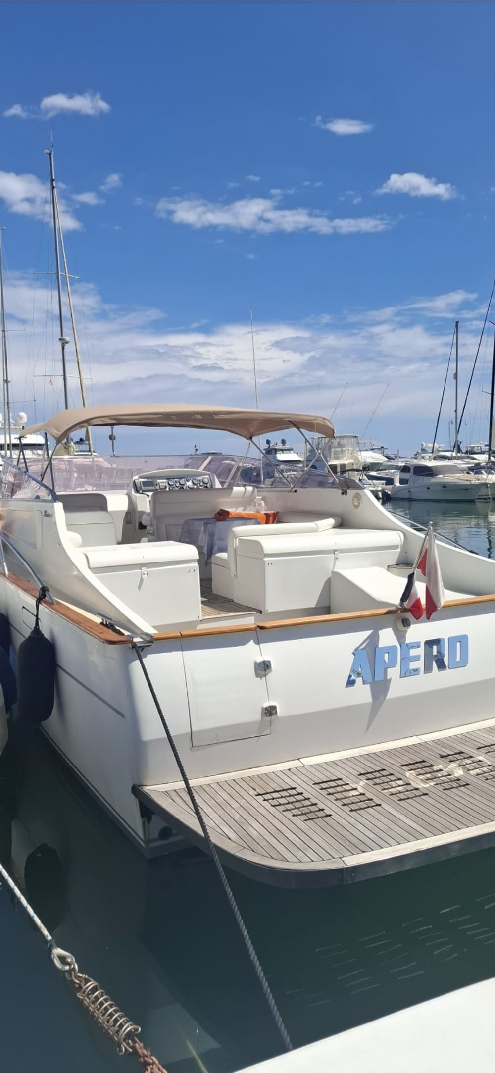 Votre journée à Beaulieu-sur-Mer : louez un bateau à moteur pour 7 h 30 de découverte.