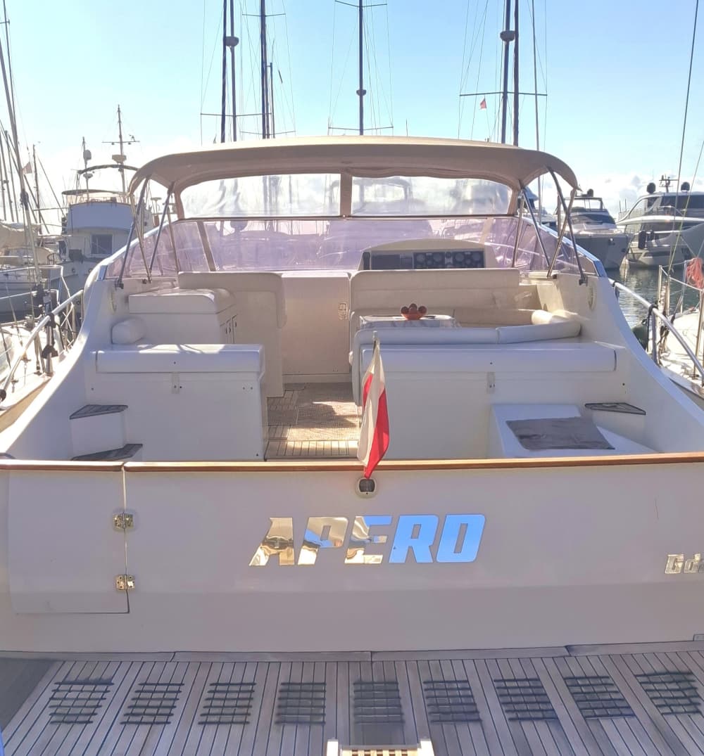 Votre journée à Beaulieu-sur-Mer : louez un bateau à moteur pour 7 h 30 de découverte.