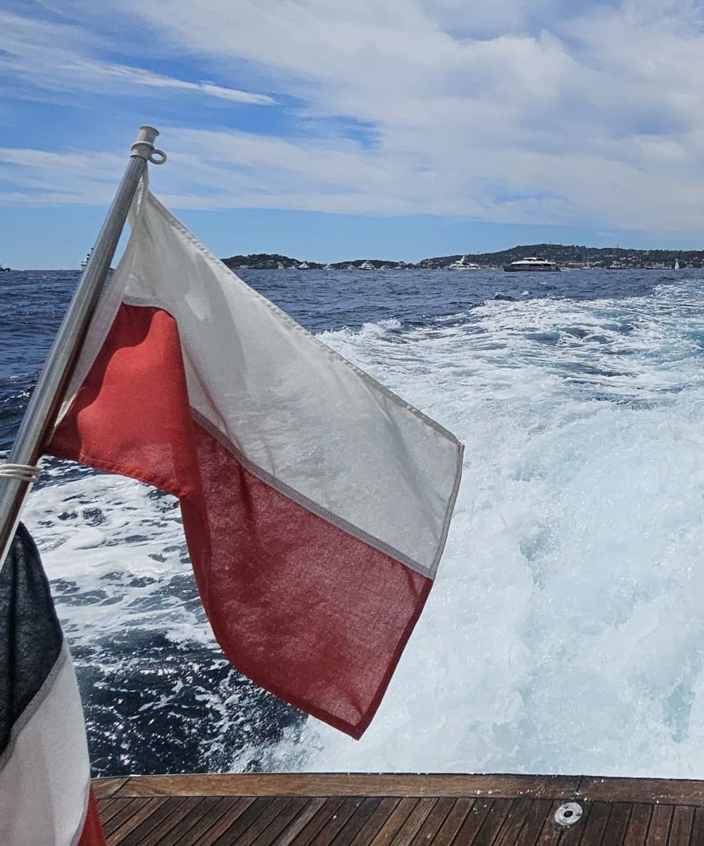 Votre journée à Beaulieu-sur-Mer : louez un bateau à moteur pour 7 h 30 de découverte.