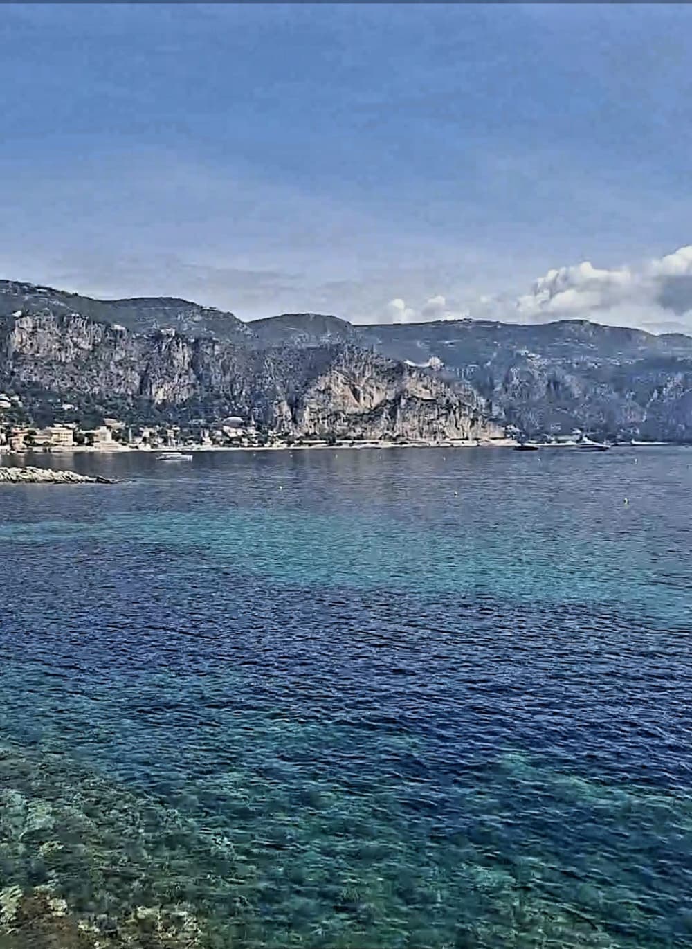 Votre journée à Beaulieu-sur-Mer : louez un bateau à moteur pour 7 h 30 de découverte.