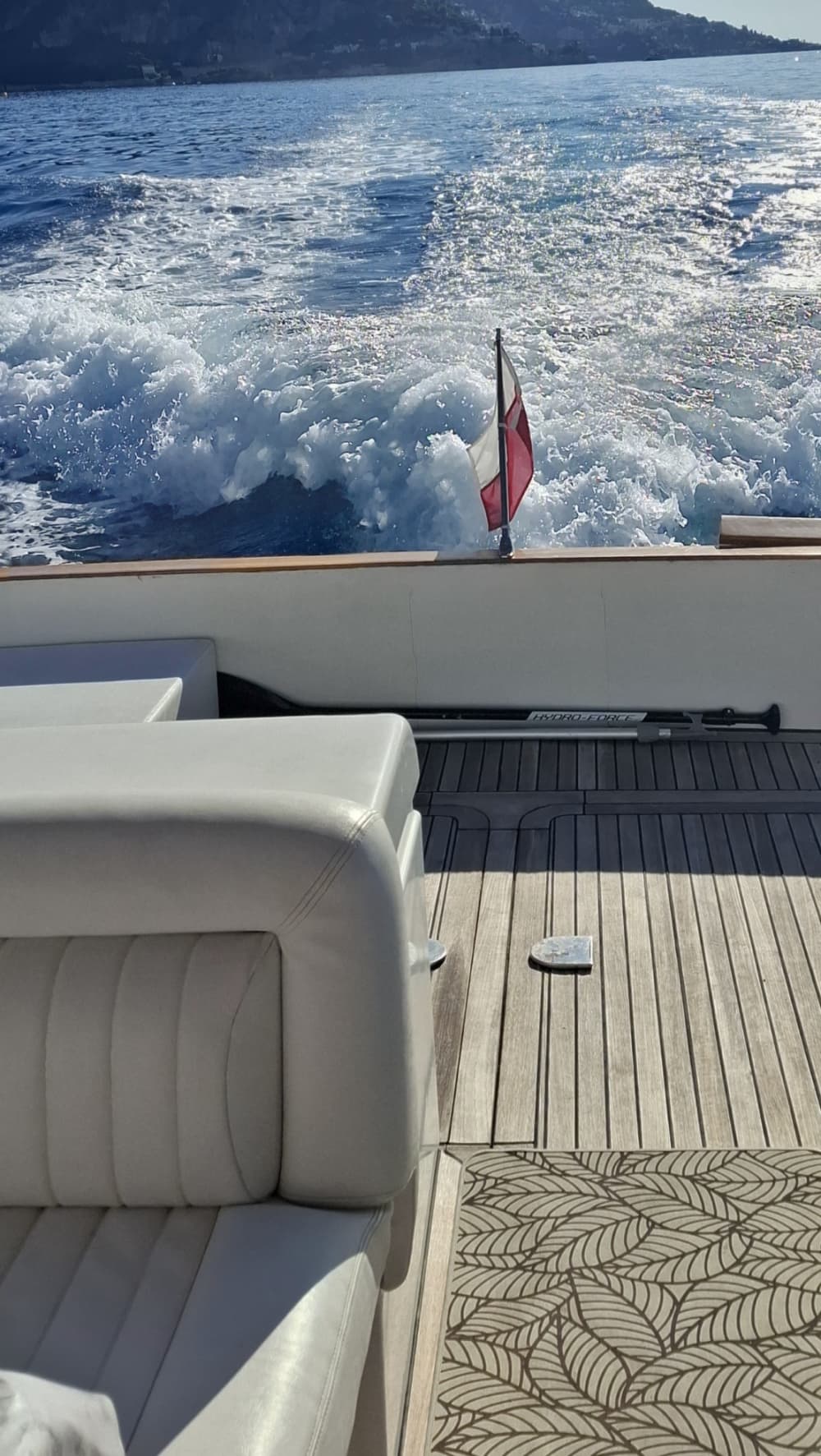 Votre journée à Beaulieu-sur-Mer : louez un bateau à moteur pour 7 h 30 de découverte.