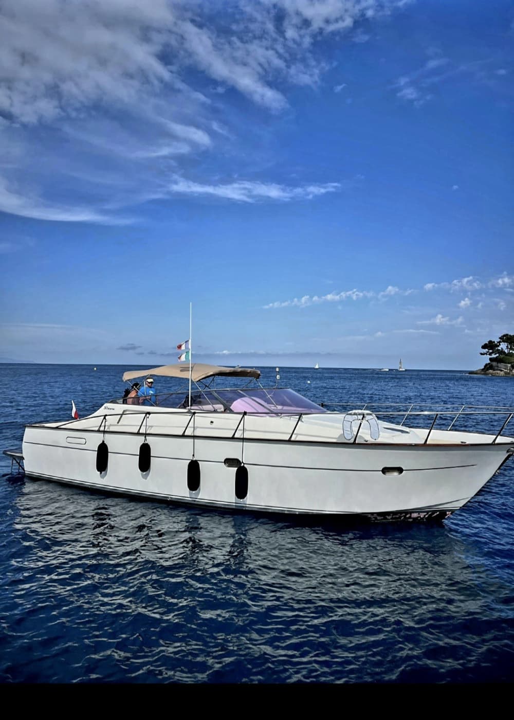 Votre journée à Beaulieu-sur-Mer : louez un bateau à moteur pour 7 h 30 de découverte.