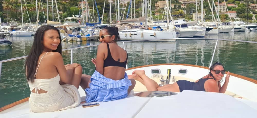 Votre journée à Beaulieu-sur-Mer : louez un bateau à moteur pour 7 h 30 de découverte.