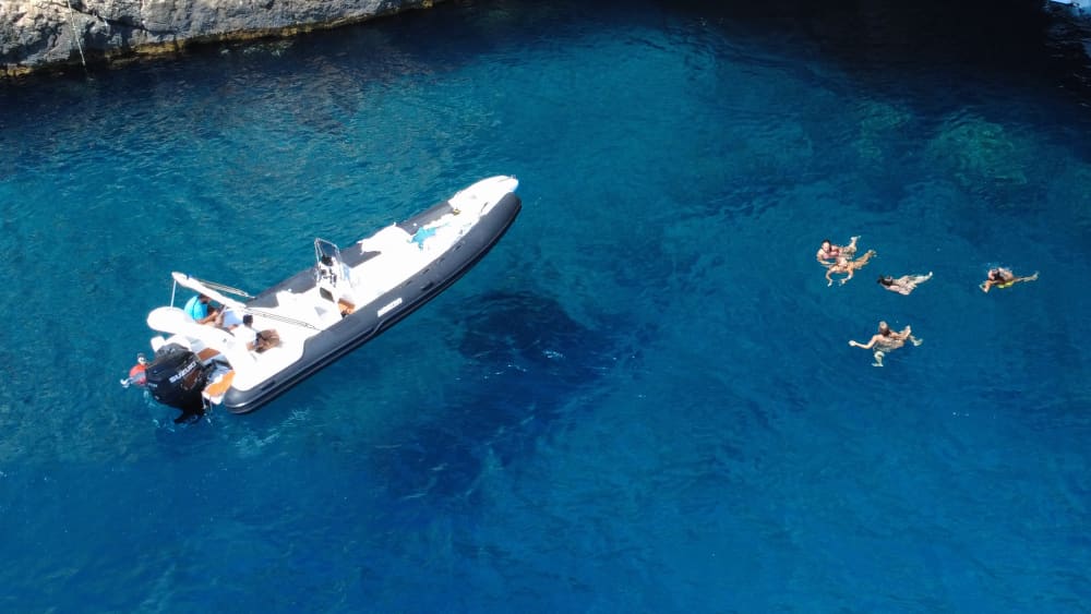 Εκδρομή με σκάφος γύρω από την Πάρο-Αντίπαρο 8ωρο-4ωρο ή Ηλιοβασίλεμα.
Η και άλλα νησιά.