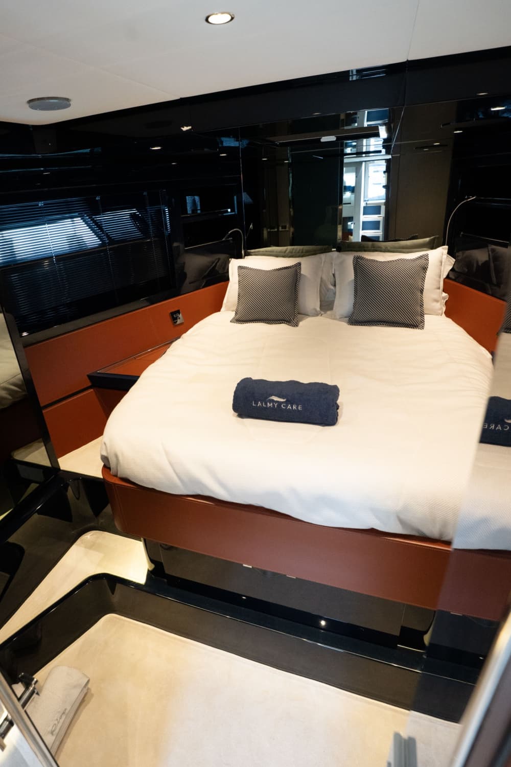 Descubra Port Grilaud como nunca antes a bordo de uma lancha.