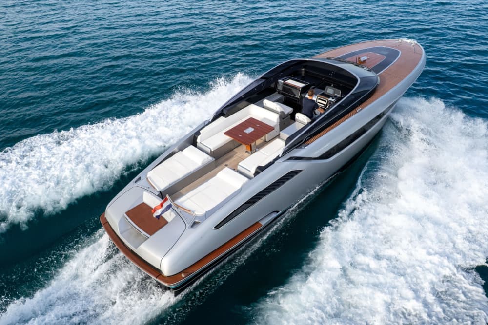 Descubra Port Grilaud como nunca antes a bordo de uma lancha.