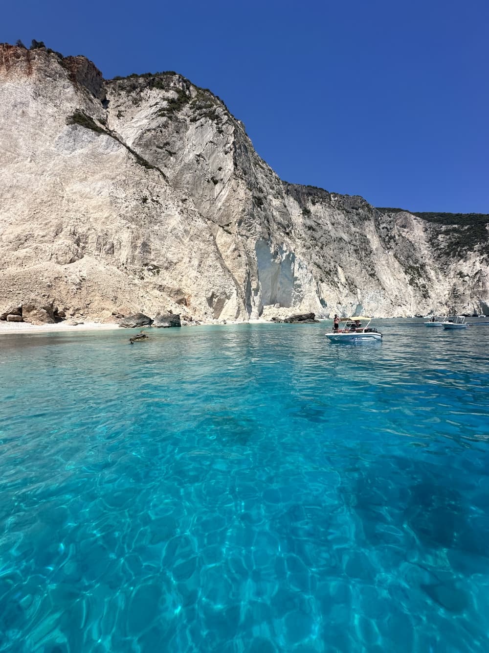 Από το Ναυάγιο στις Γαλάζιες Σπηλιές: Εξερευνήστε τη Ζάκυνθο με Βάρκα