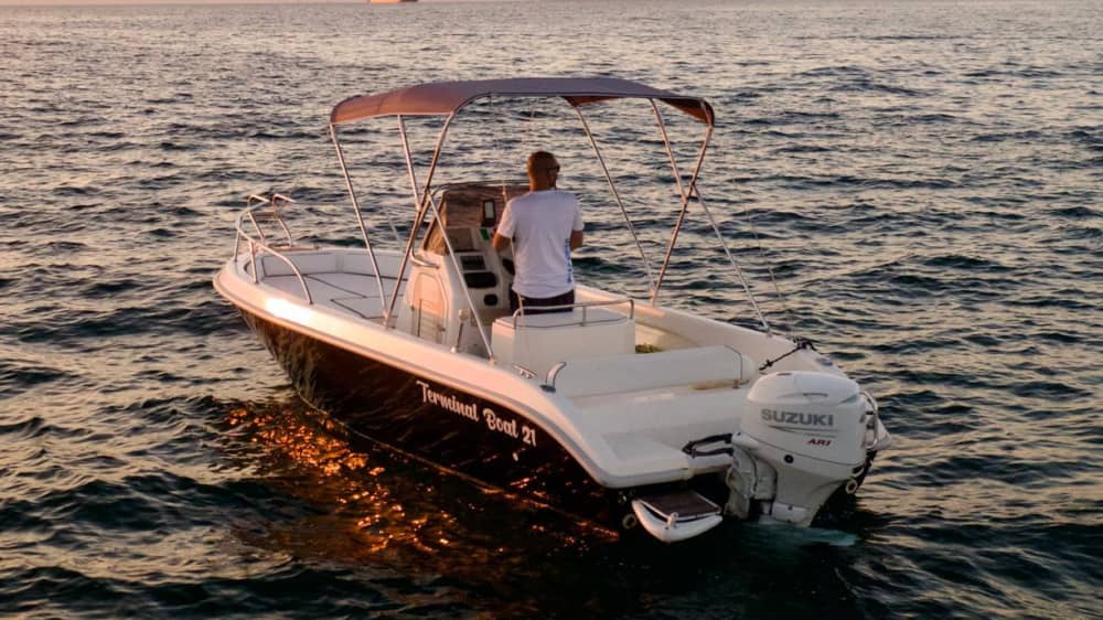 Goditi 8 ore a bordo di un motoscafo per esplorare Sorrento.