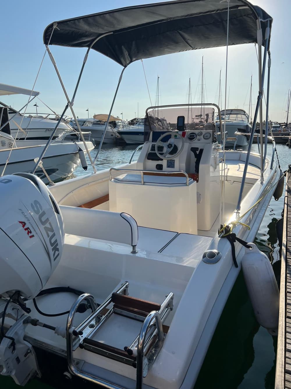 Goditi 8 ore a bordo di un motoscafo per esplorare Sorrento.