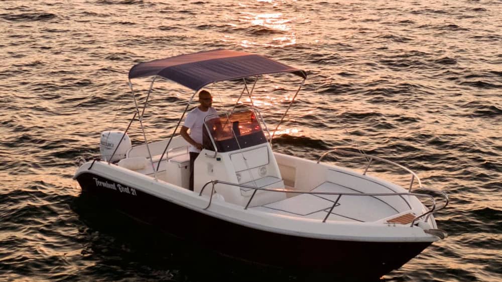 Goditi 8 ore a bordo di un motoscafo per esplorare Sorrento.