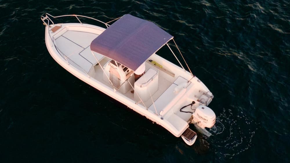 Goditi 8 ore a bordo di un motoscafo per esplorare Sorrento.