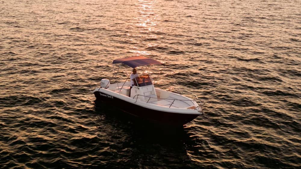 Goditi 8 ore a bordo di un motoscafo per esplorare Sorrento.