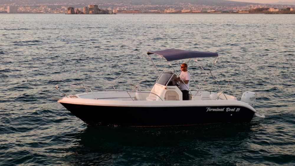 Goditi 8 ore a bordo di un motoscafo per esplorare Sorrento.
