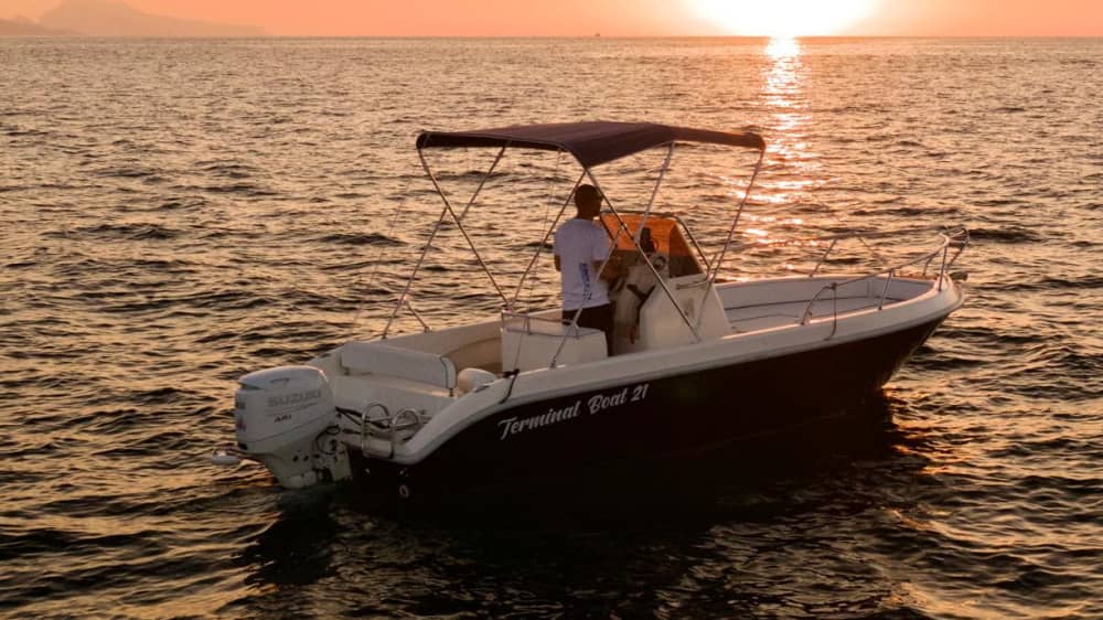 Goditi 8 ore a bordo di un motoscafo per esplorare Sorrento.