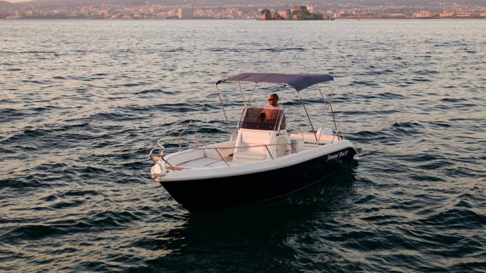 Goditi 8 ore a bordo di un motoscafo per esplorare Sorrento.