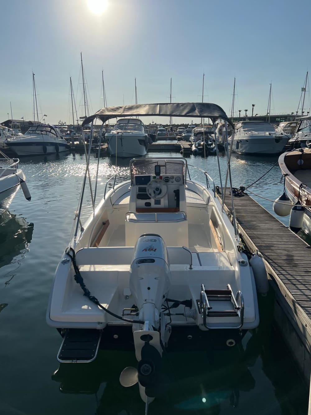 Goditi 8 ore a bordo di un motoscafo per esplorare Sorrento.