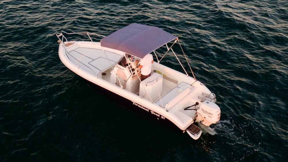 Goditi 8 ore a bordo di un motoscafo per esplorare Sorrento.