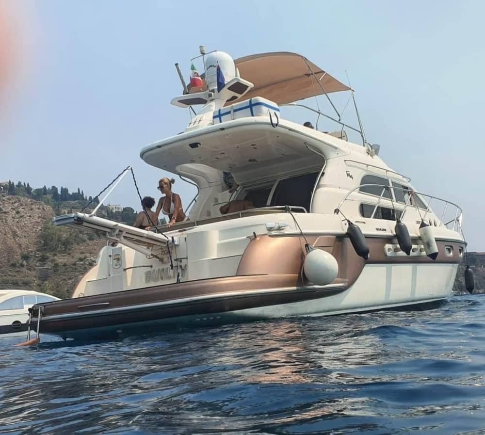 Disfruta de 9 horas en una lancha motora en Riposto.