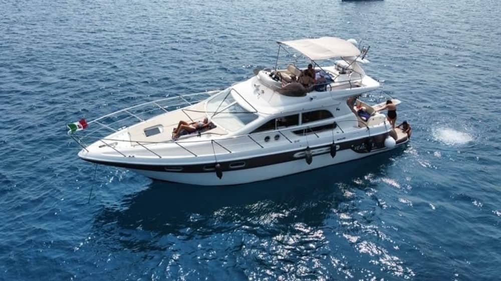 Disfruta de 9 horas en una lancha motora en Riposto.