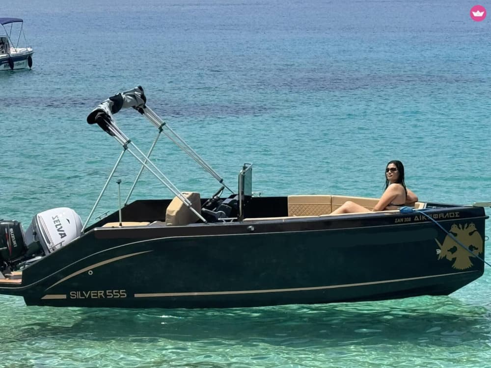 Seu barco a motor particular para um dia em torno de Agios Nikolaos.