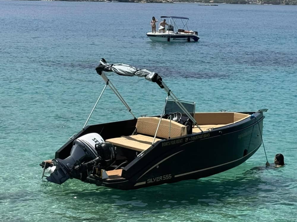 Seu barco a motor particular para um dia em torno de Agios Nikolaos.