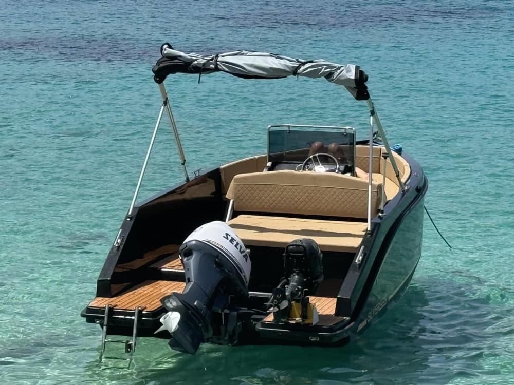 Seu barco a motor particular para um dia em torno de Agios Nikolaos.