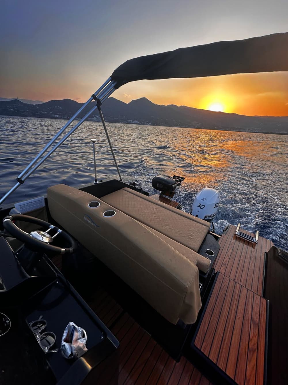 Seu barco a motor particular para um dia em torno de Agios Nikolaos.