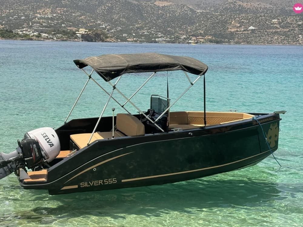 Seu barco a motor particular para um dia em torno de Agios Nikolaos.