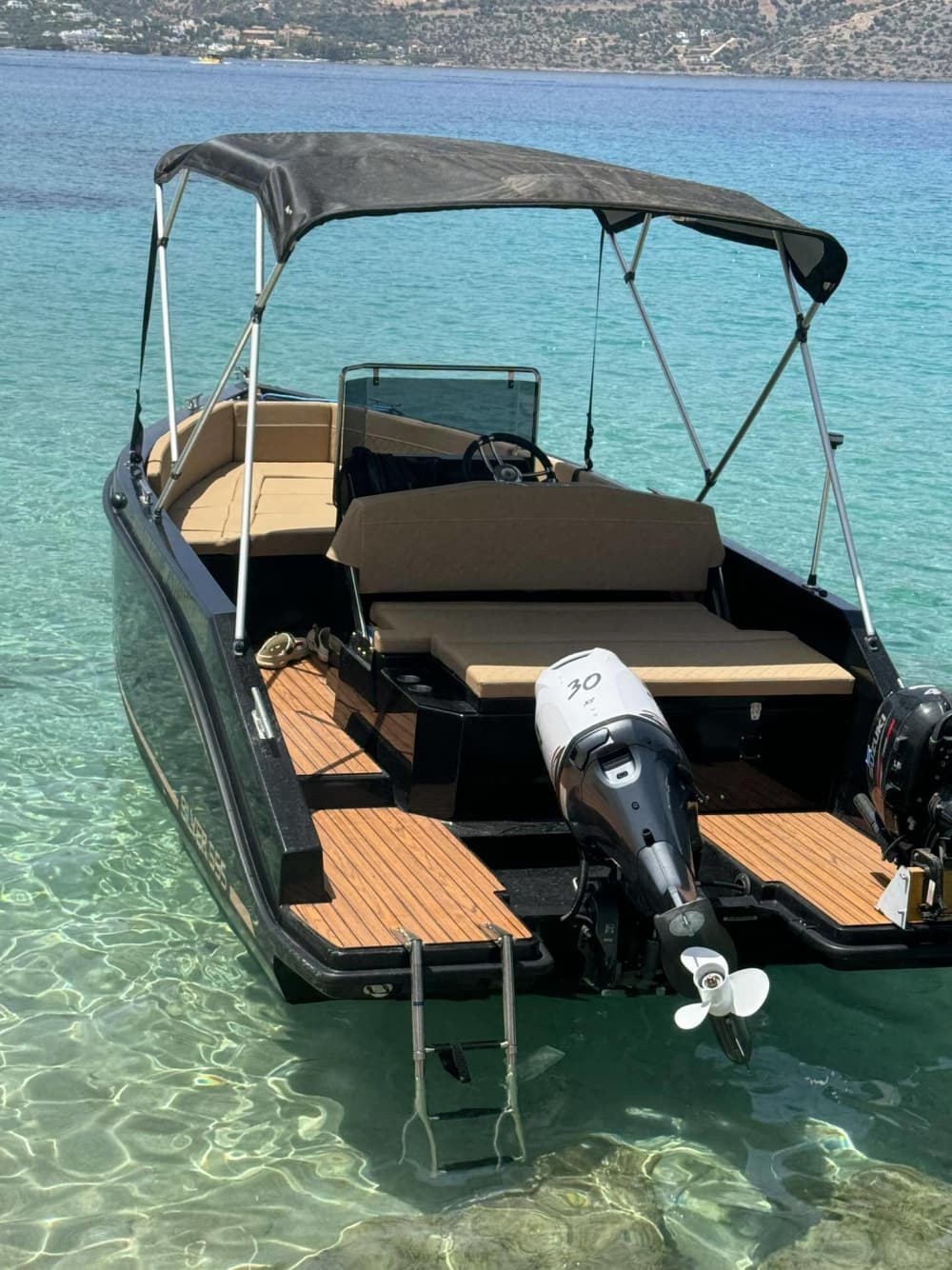 Seu barco a motor particular para um dia em torno de Agios Nikolaos.