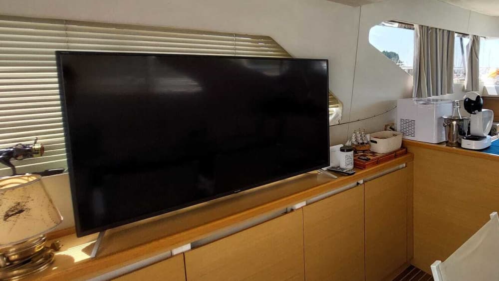 Sea, Love & Sun: A full day of emotions on a motorboat