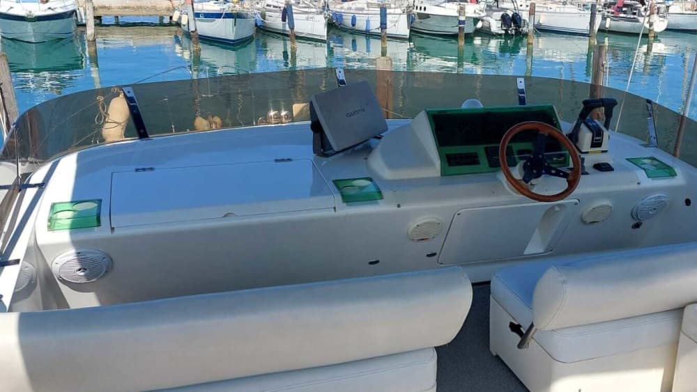 Sea, Love & Sun: A full day of emotions on a motorboat