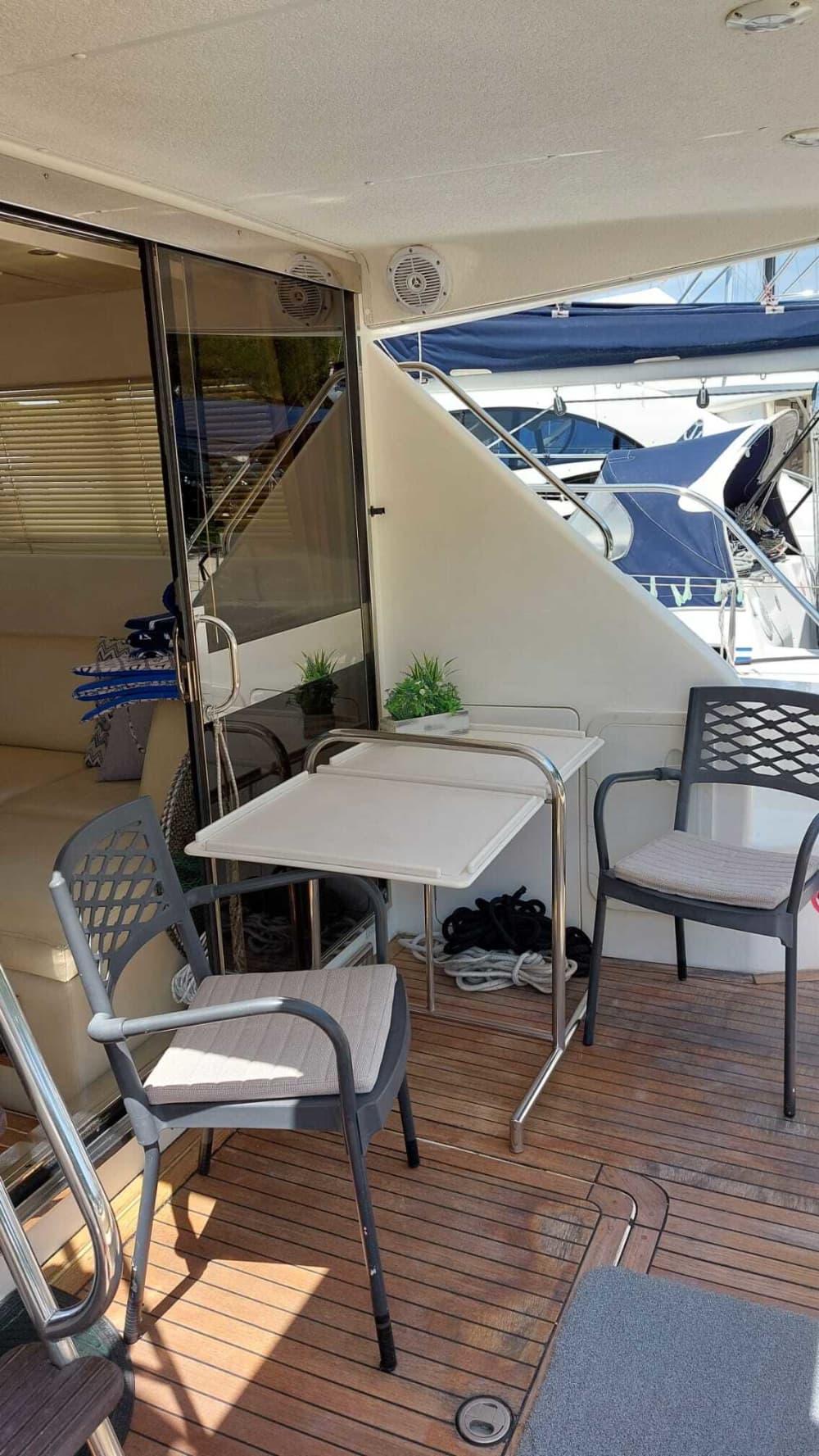 Sea, Love & Sun: A full day of emotions on a motorboat