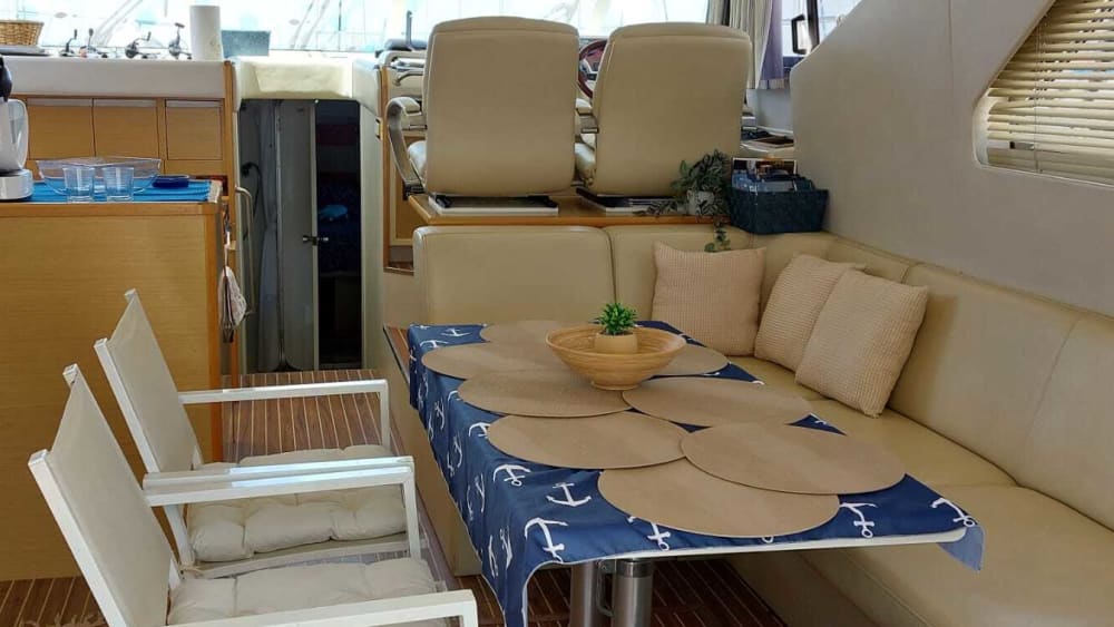 Sea, Love & Sun: A full day of emotions on a motorboat